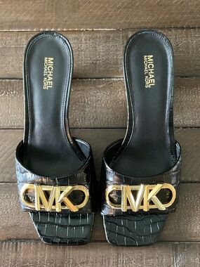 ⭐️ Michael Kors Amal Kitten Sandals in black leather - size 6